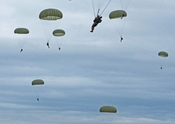 Paratroopers give back to the Alzey Worms local community