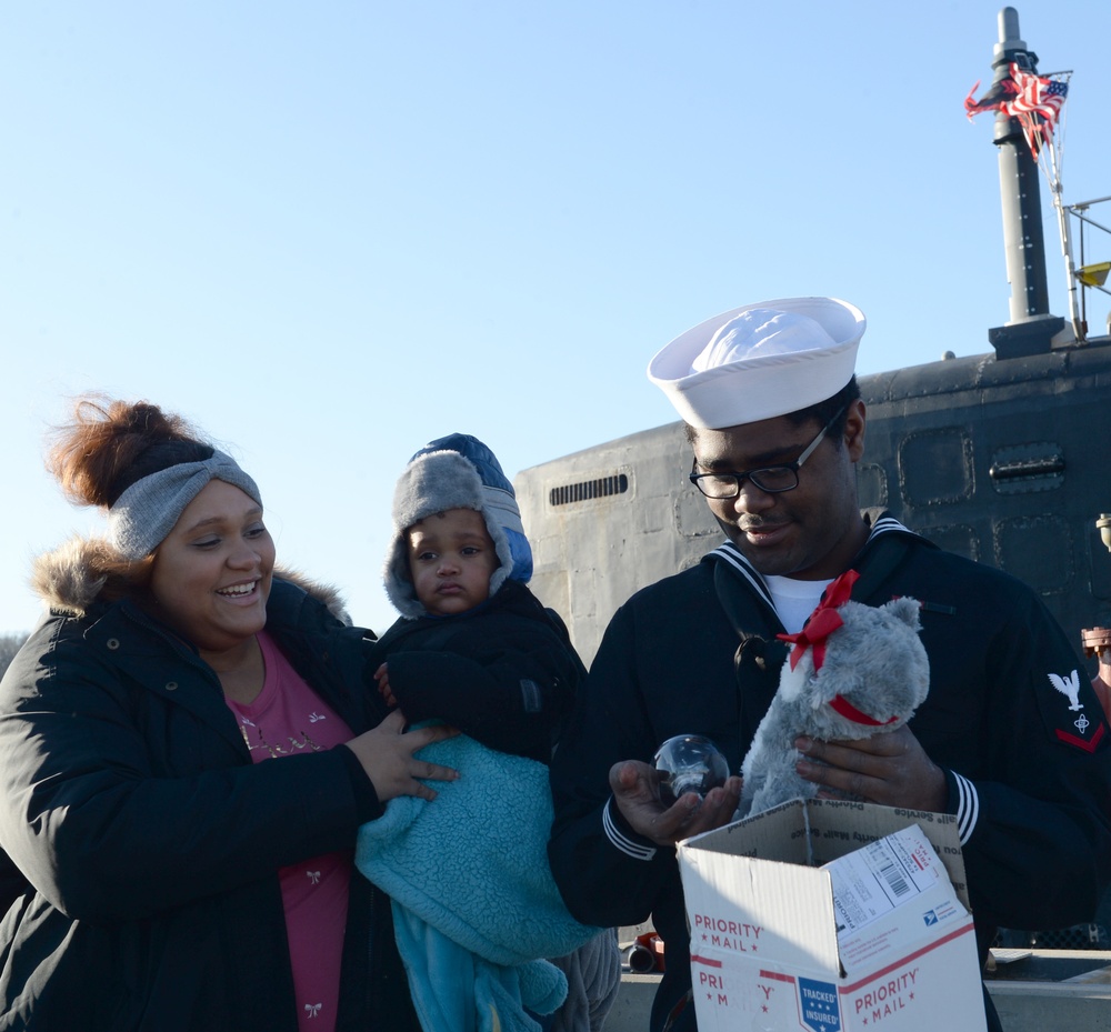USS Minnesota Returns Home in Time for the Holidays