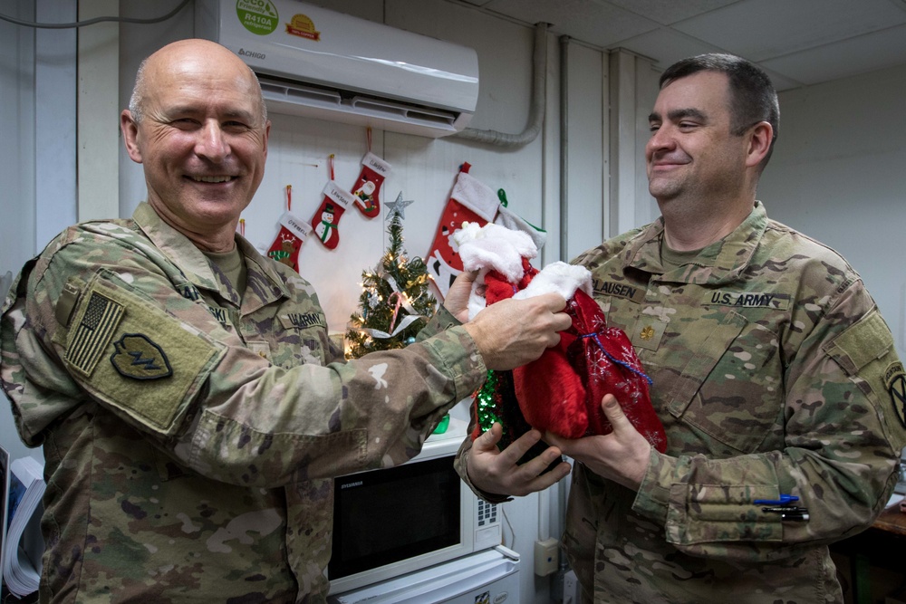 Deployed Soldiers receive stockings