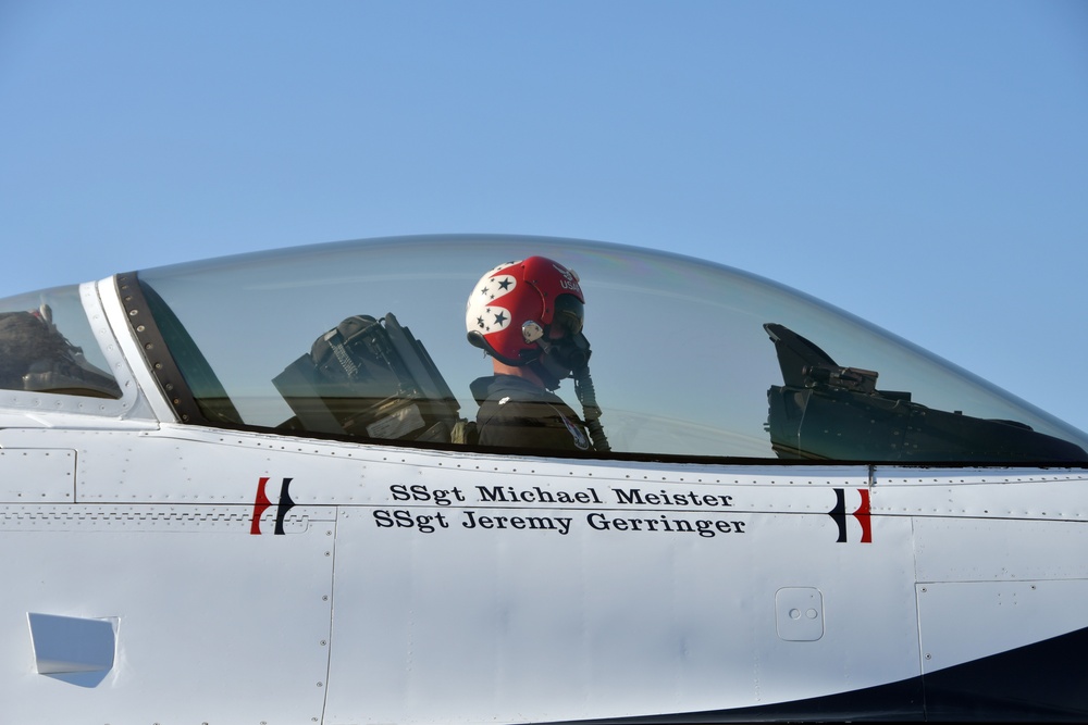 USAF Thunderbirds land at Dobbins