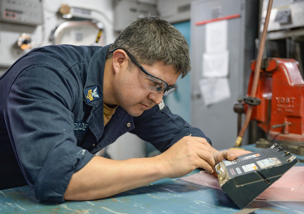 USS Harry S. Truman (CVN 75) transits the Arabian Sea