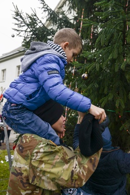 ‘Headhunter’ Soldiers bring Christmas spirit to local children