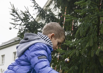 ‘Headhunter’ Soldiers bring Christmas spirit to local children