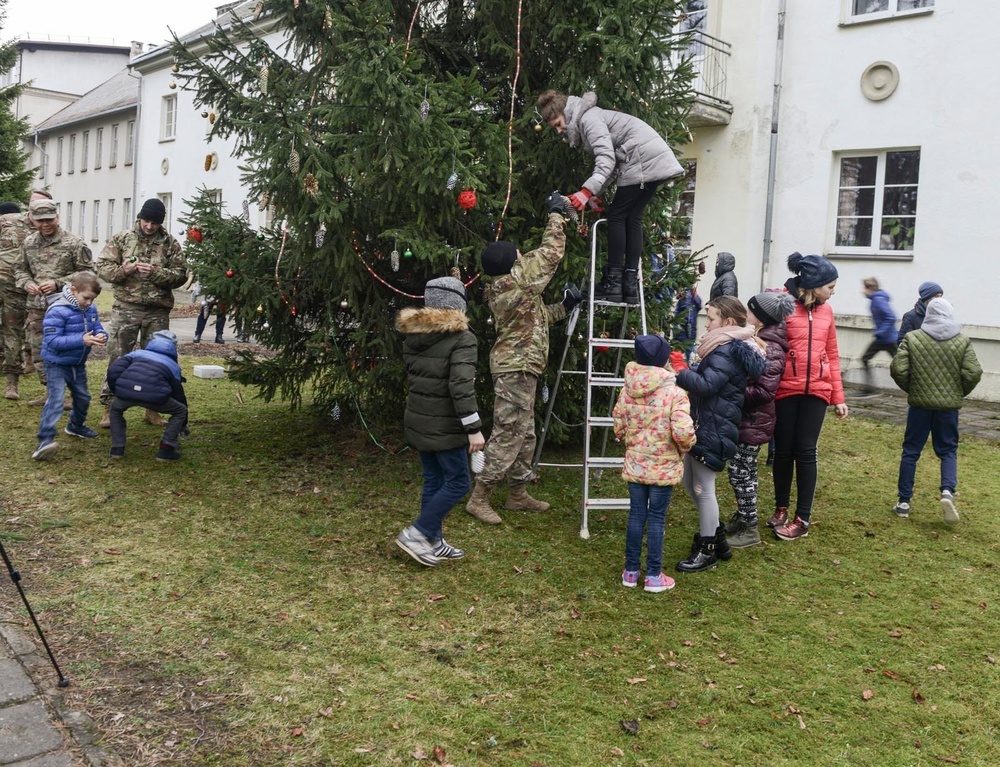 ‘Headhunter’ Soldiers bring Christmas spirit to local children