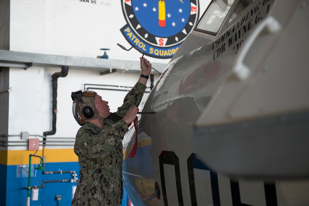 VP-4 P-8A Undergoes Scheduled Maintenance Inspection