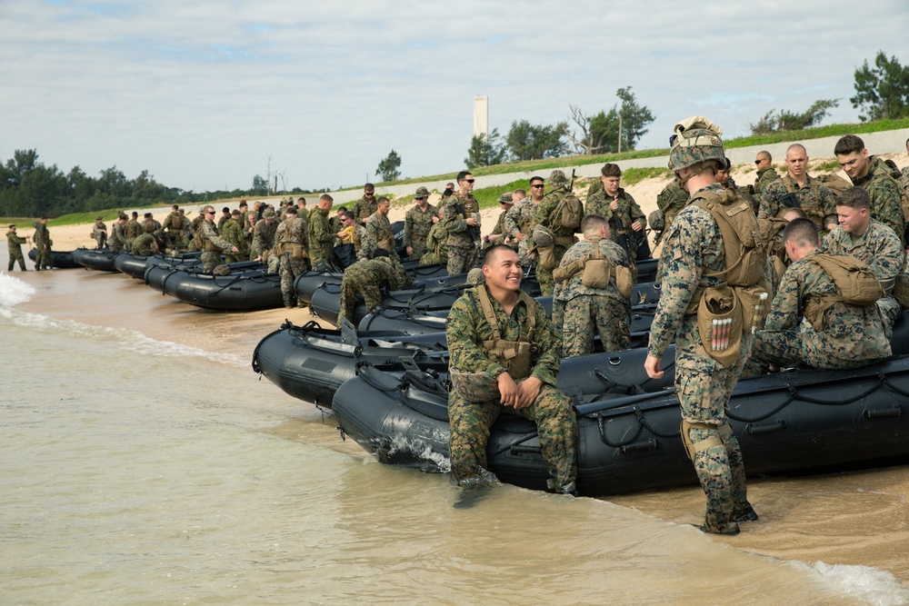 31st MEU Marines conduct beach landing training