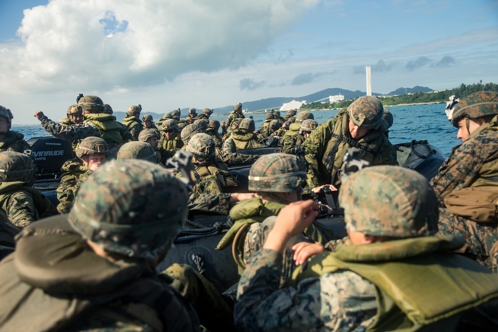 31st MEU Marines conduct beach landing training