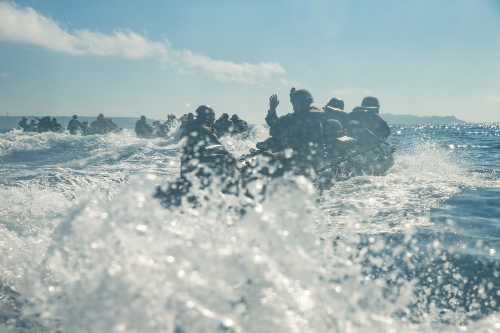 31st MEU Marines conduct beach landing training