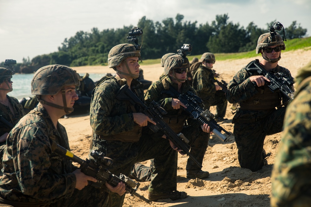 31st MEU Marines conduct beach landing training