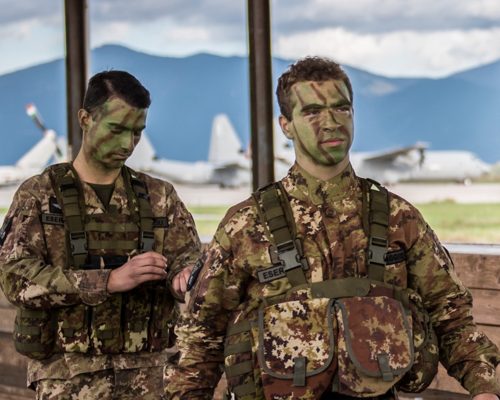 Italian Folgore prepare for airdrop mission with members of the Kentucky Air Guard