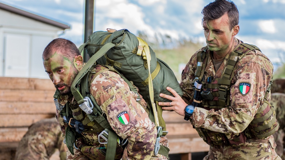 Italian Folgore prepare for airdrop mission with members of the Kentucky Air Guard