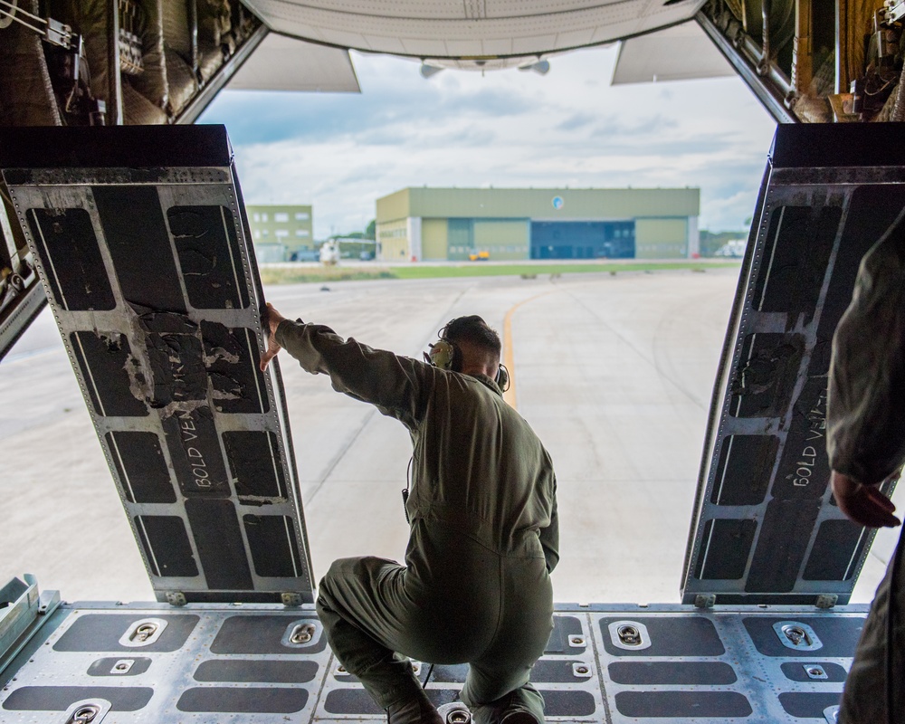 Kentucky Guardsman prepares to execute airdrop mission with Italian paratroopers