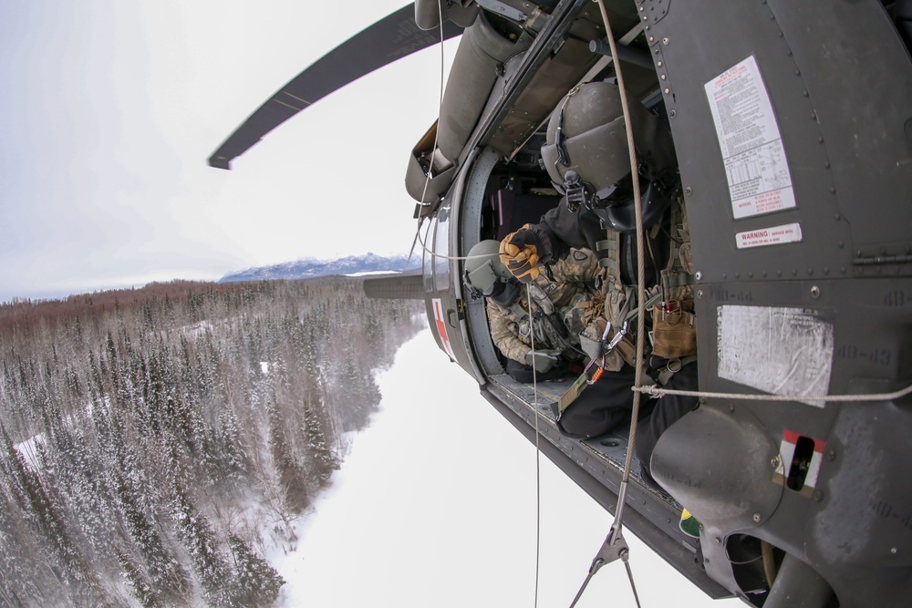 Alaska Army Guard aviators conduct hoist training with paratroopers