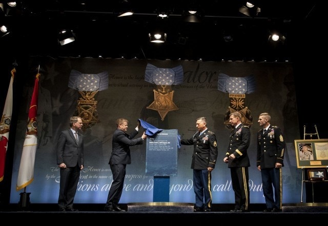 Pentagon inducts first living Iraq Medal of Honor recipient into Hall of Heroes
