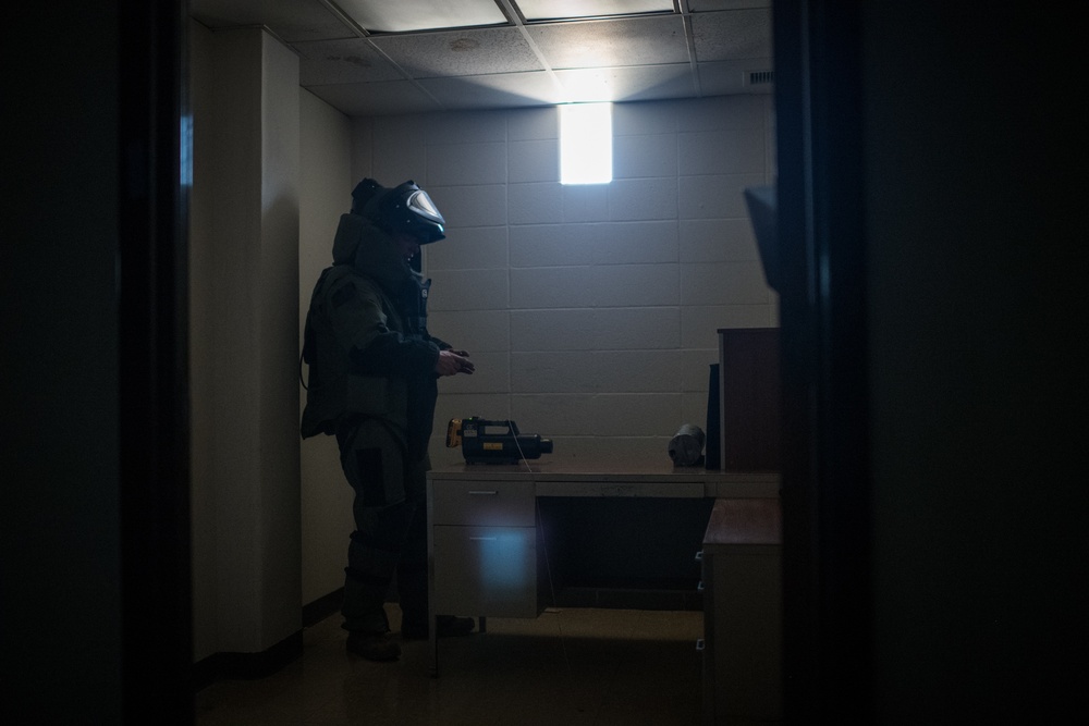 Scott EOD trains with St. Louis Regional Bomb and Arson