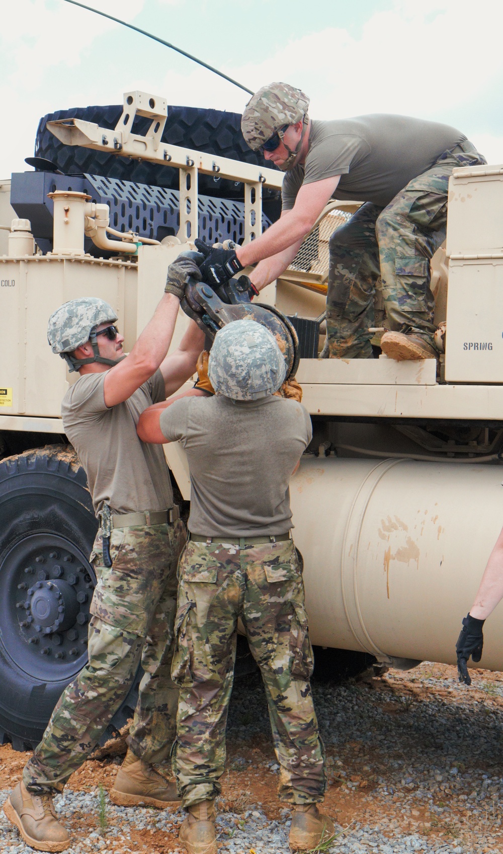631st Support Maintenance Co. trains in recover operations