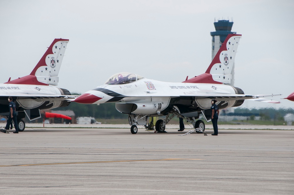 Air Force Thunderbirds prepare to take flight at Fort Wayne Air Show 2019