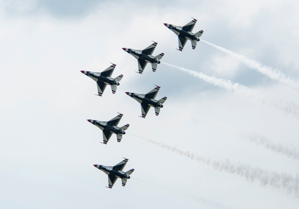 DVIDS Images Air Force Thunderbirds dazzle crowd at Fort Wayne Air