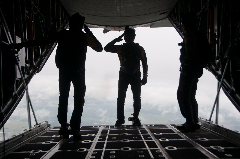 SOCOM performers prepare to jump during the 2019 Fort Wayne Air Show