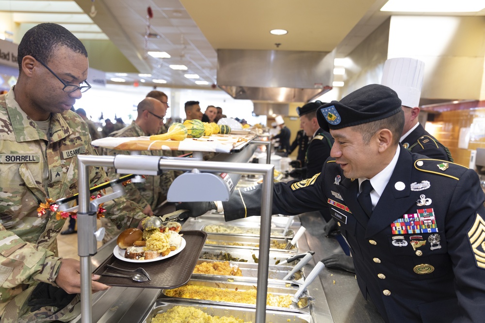 Leaders from 1SBCT, 4ID serve Thanksgiving meal at Stack Ivy Warrior Restaurant