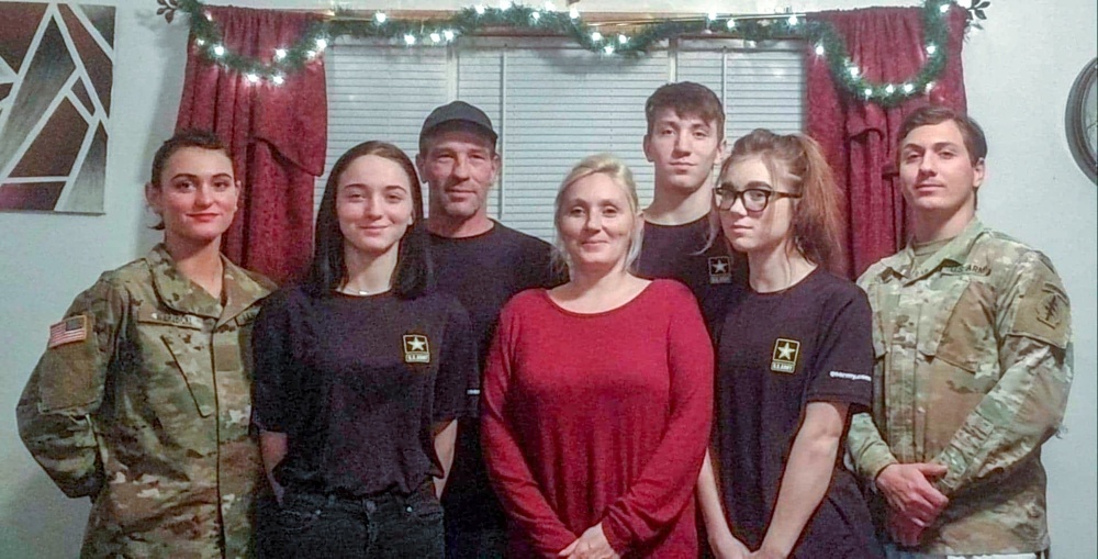 Five siblings spend last holiday season together before basic training