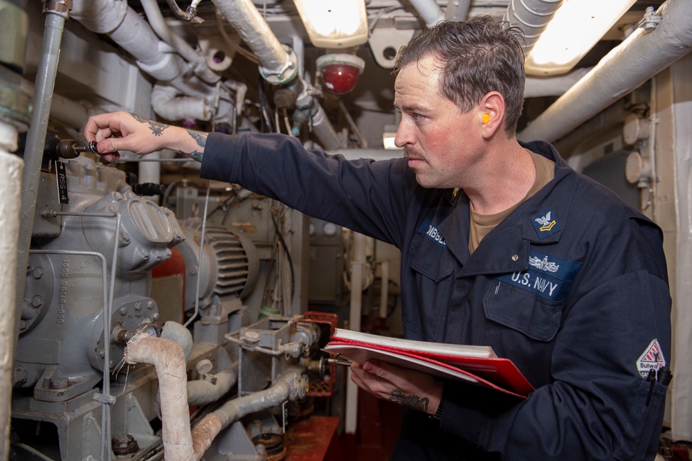 USS Shiloh Performs Maintenance