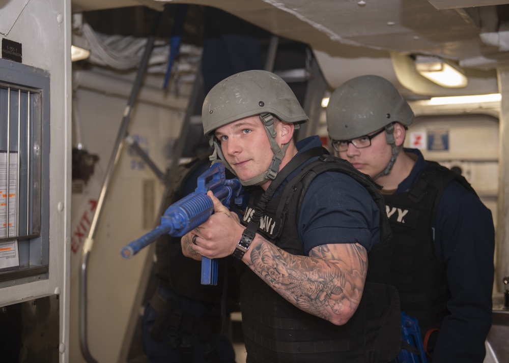 USS Shiloh Conducts Surface Security Training