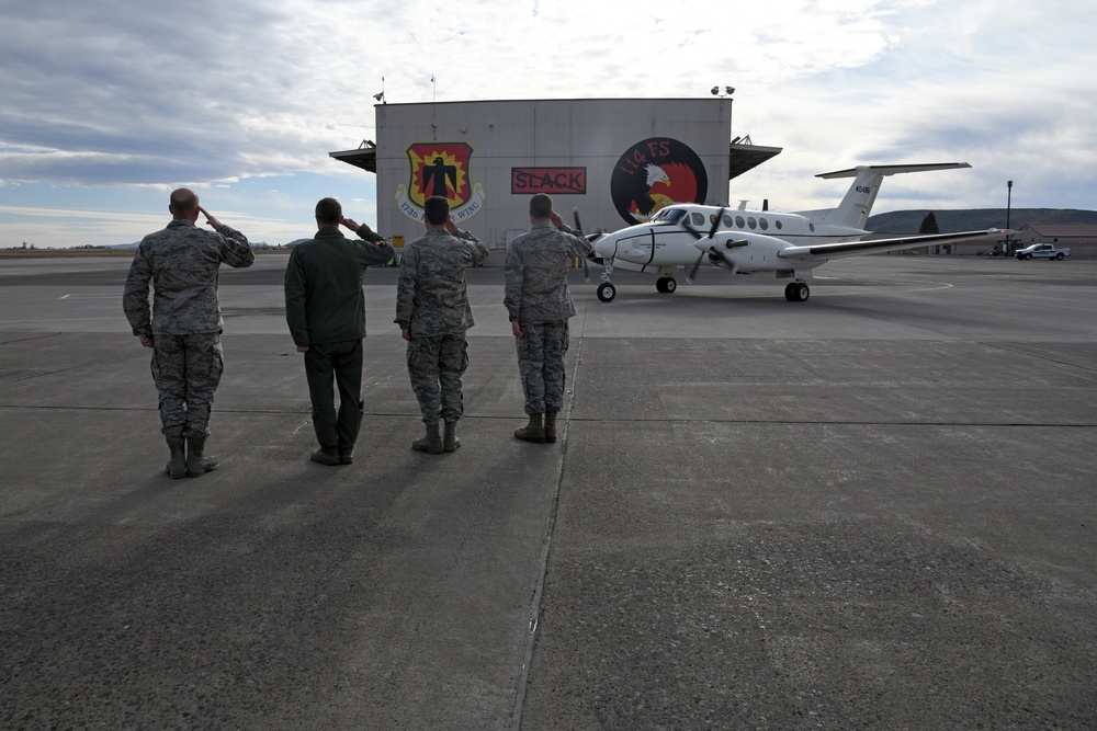 Oregon Governor Brown visits Kingsley Field