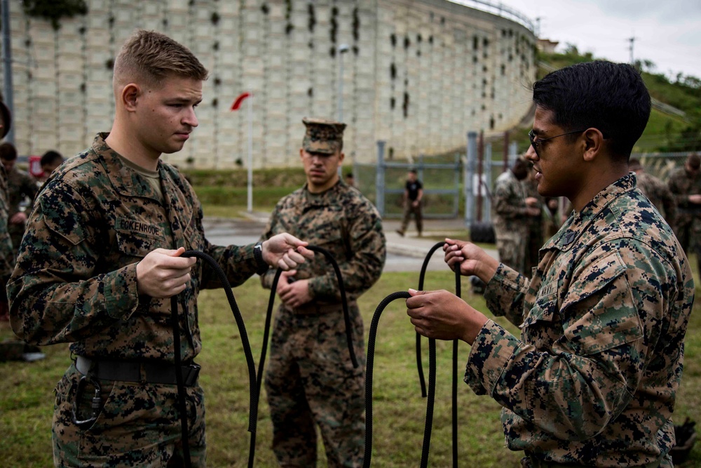 3d Marine Division conducts Helicopter Rope Suspension Technique training