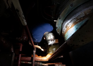 Coast Guard's only heavy icebreaker develops shaft seal leak