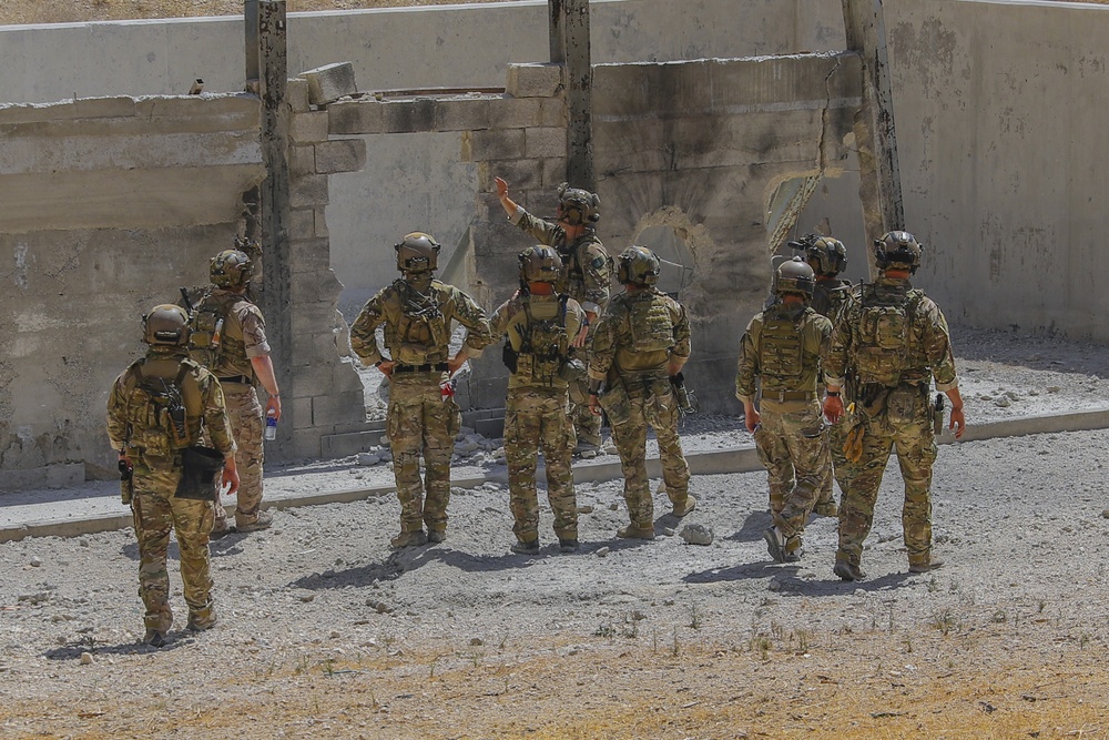 Legionnaires conduct breach, demolition training
