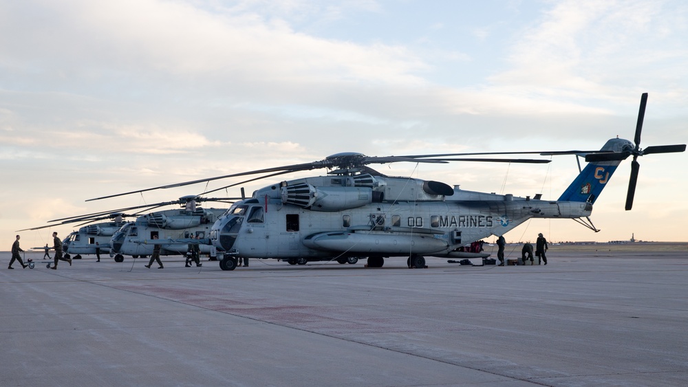 HMH-461 Marines maintain a CH-53E Super Stallion