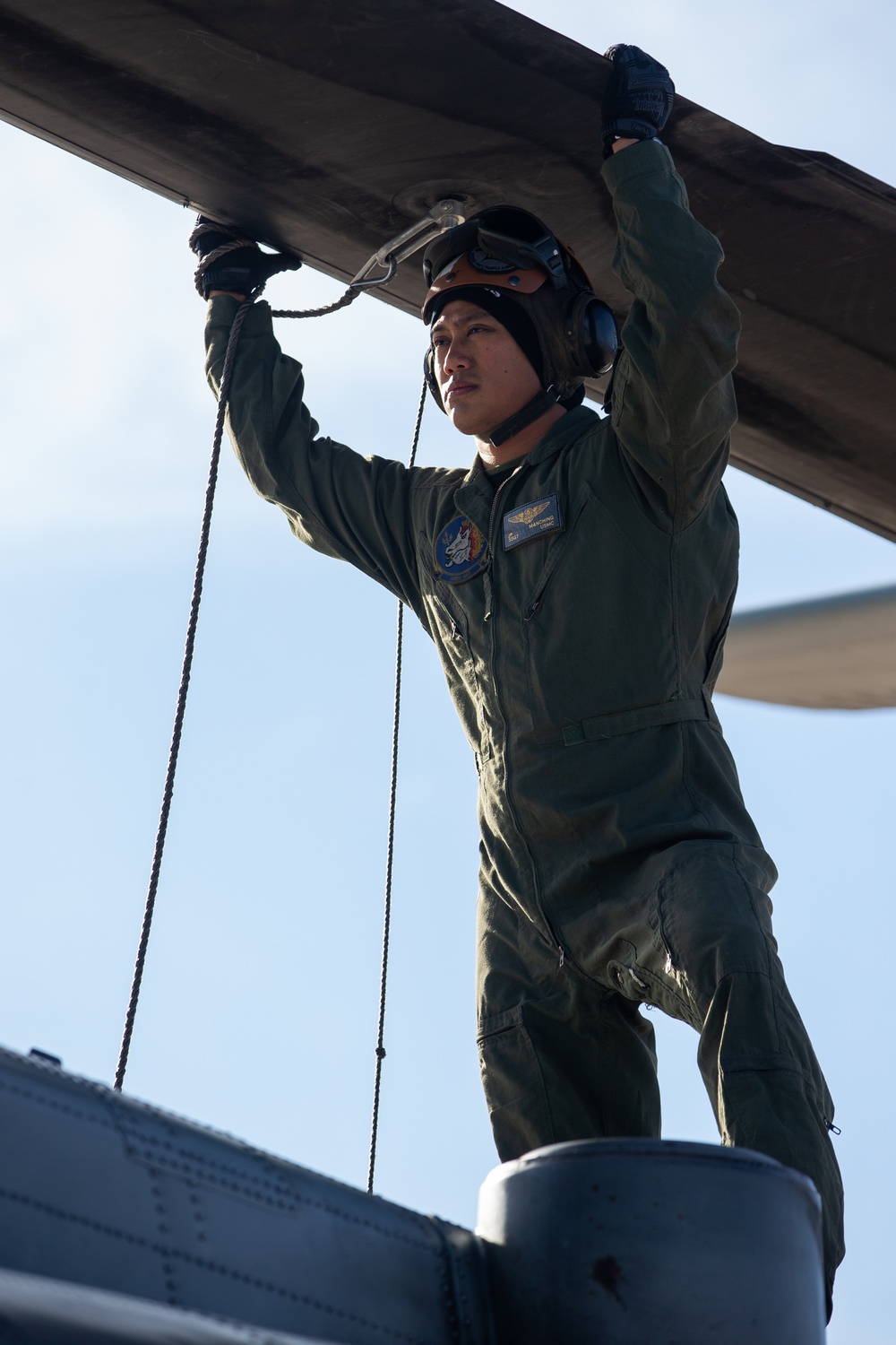 HMH-461 Marines maintain a CH-53E Super Stallion