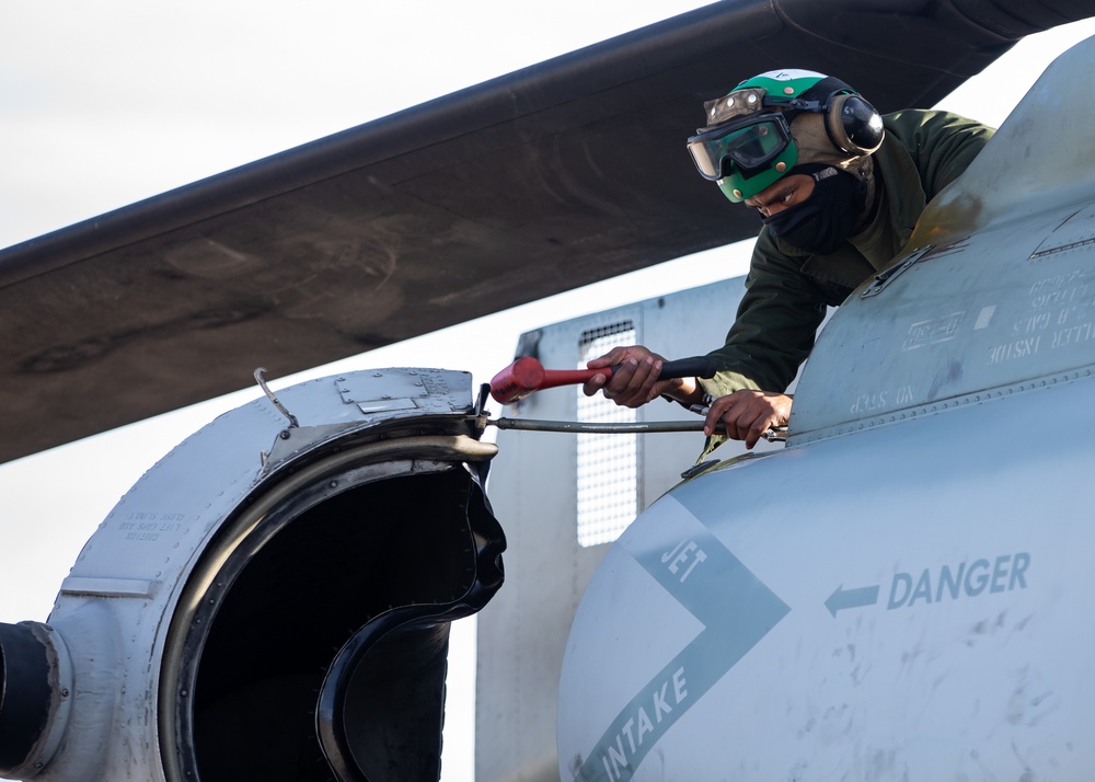 HMH-461 Marines maintain a CH-53E Super Stallion