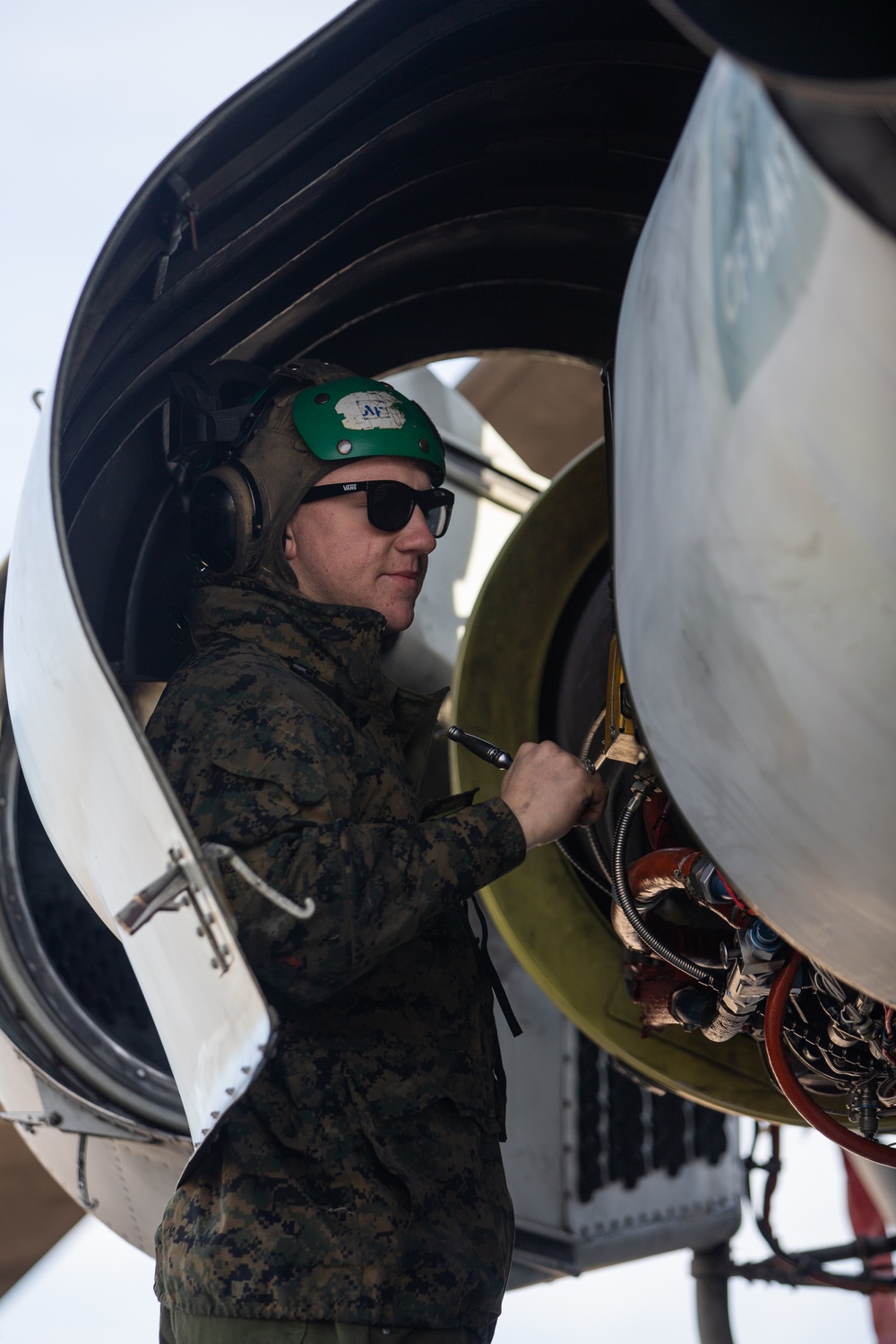 HMH-461 Marines maintain a CH-53E Super Stallion