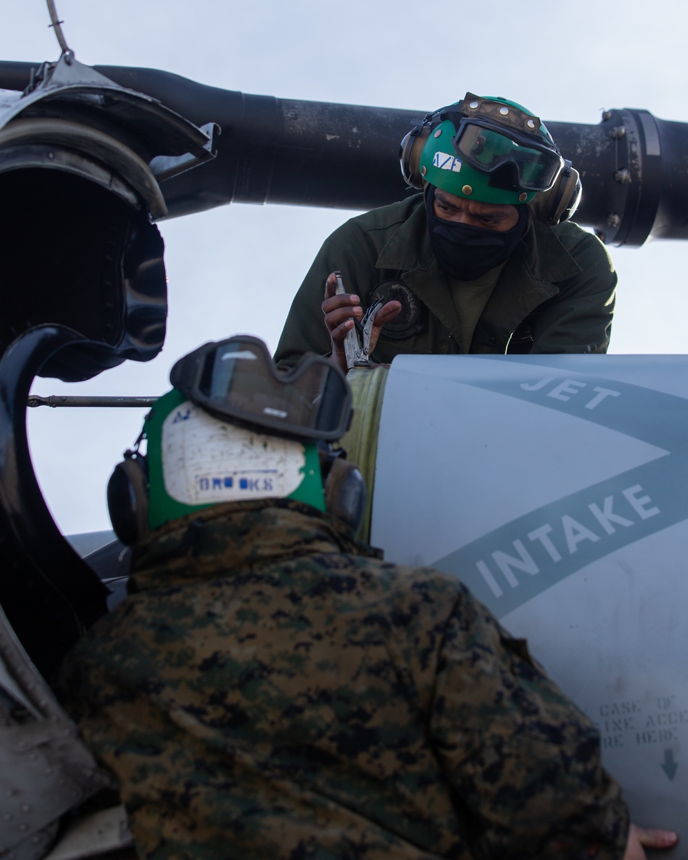 HMH-461 Marines maintain a CH-53E Super Stallion