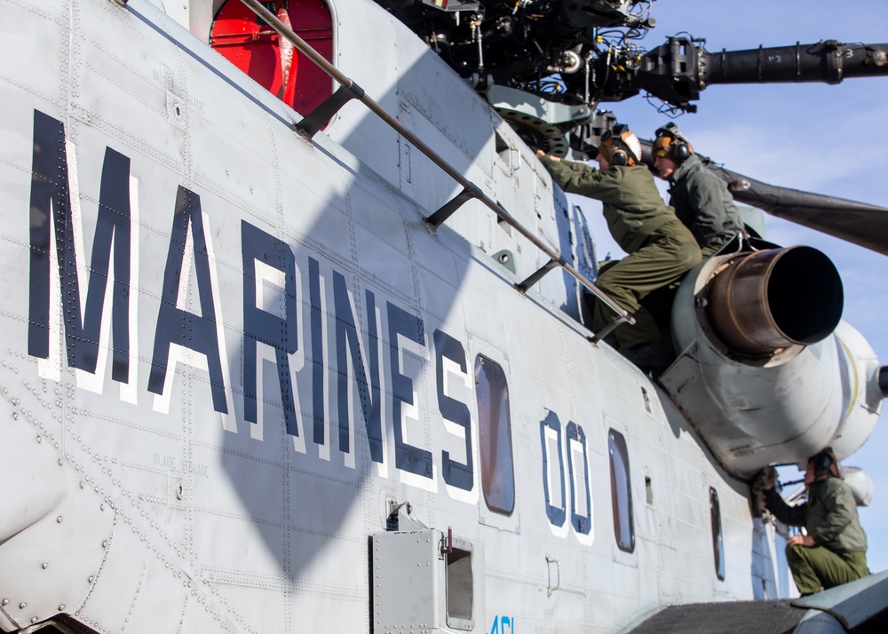 HMH-461 Marines maintain a CH-53E Super Stallion