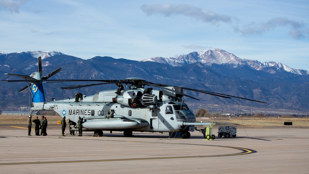 HMH-461 Marines maintain a CH-53E Super Stallion