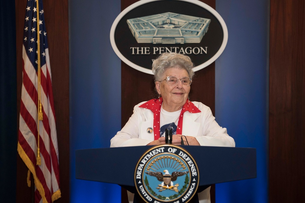 &quot;Rosie the Riveter&quot; visits the Pentagon