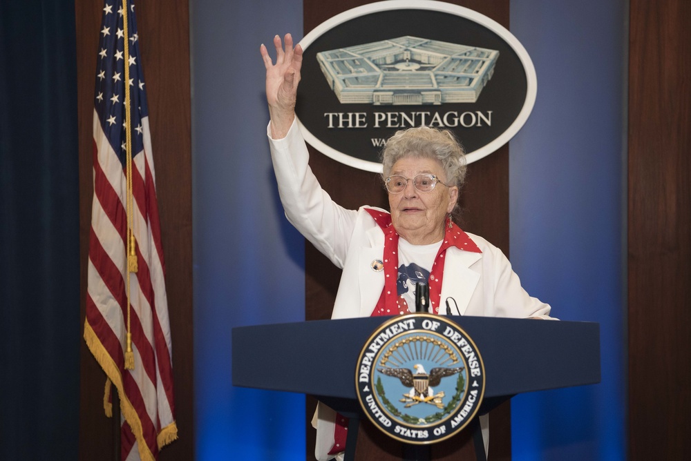 &quot;Rosie the Riveter&quot; visits the Pentagon