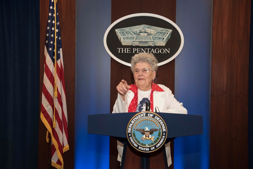 &quot;Rosie the Riveter&quot; visits the Pentagon