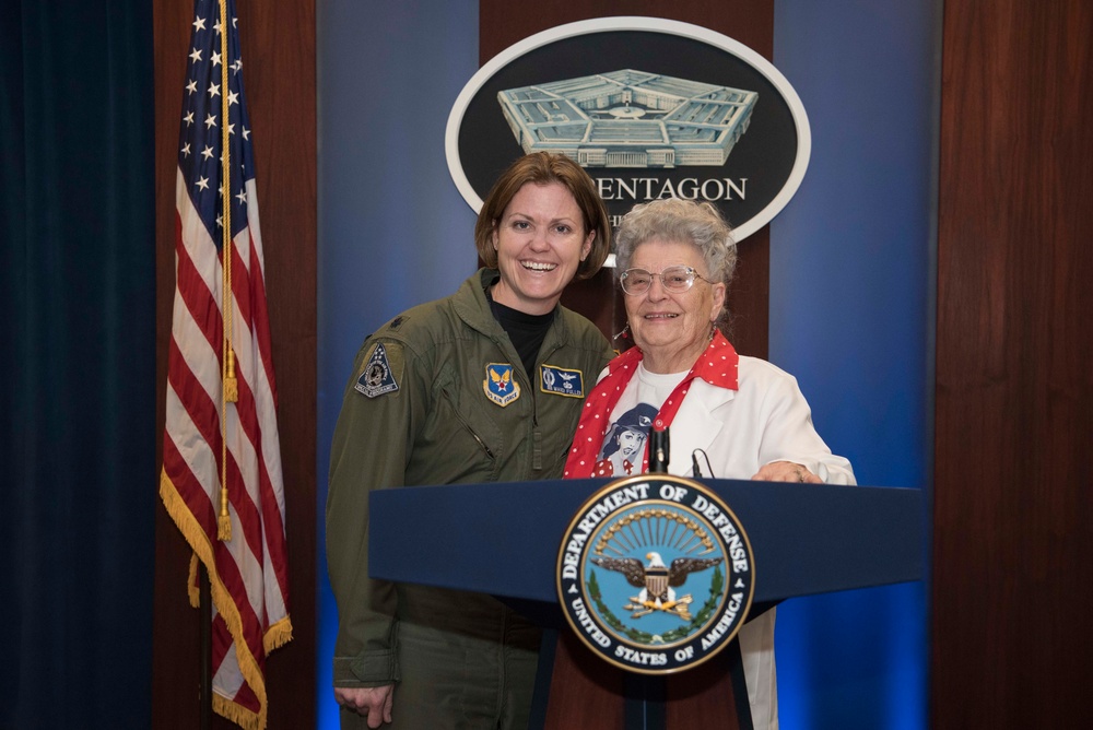 &quot;Rosie the Riveter&quot; visits the Pentagon