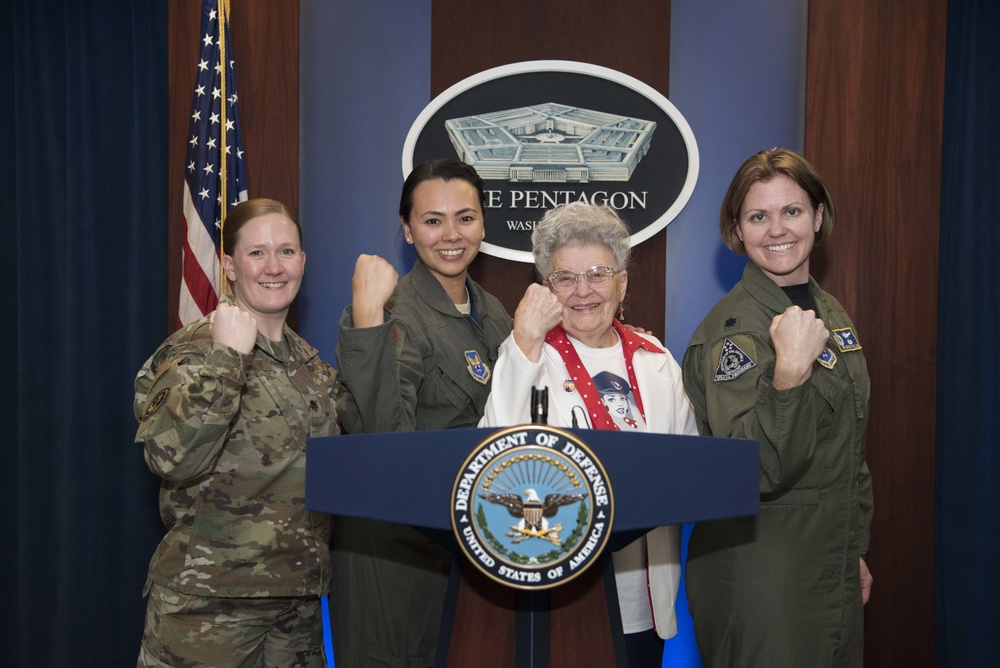 &quot;Rosie the Riveter&quot; visits the Pentagon