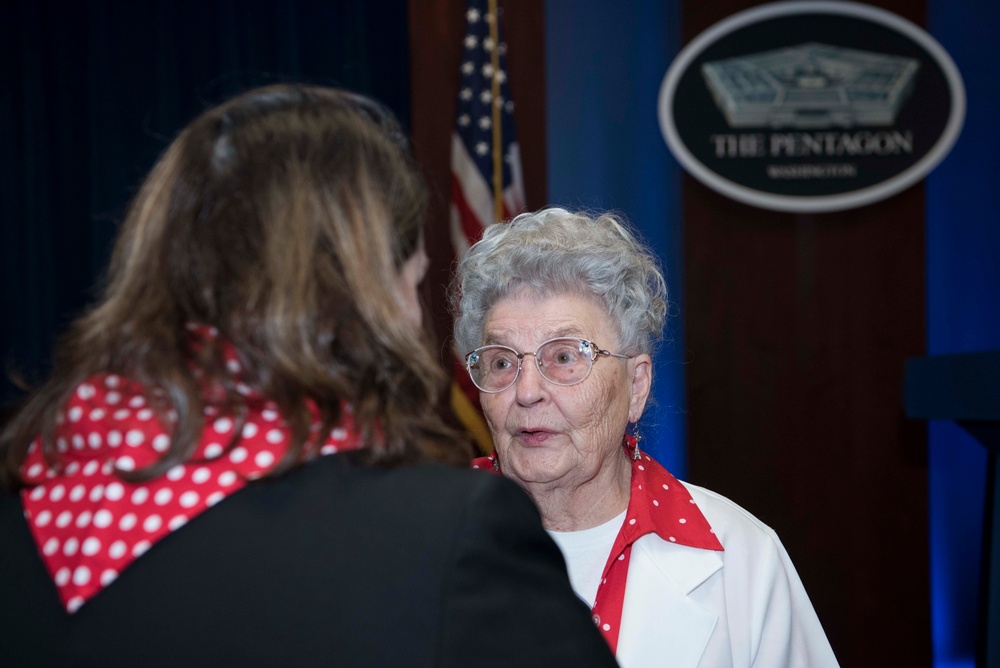 &quot;Rosie the Riveter&quot; visits the Pentagon