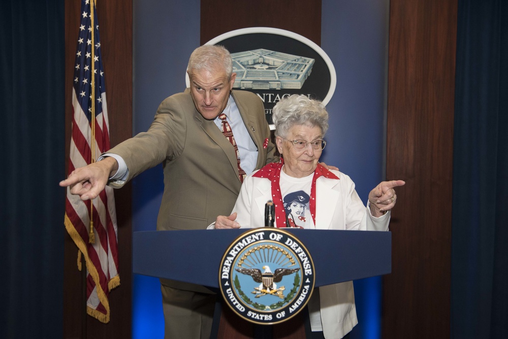 &quot;Rosie the Riveter&quot; visits the Pentagon