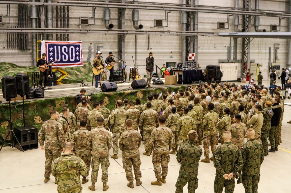 LoCash plays for troops