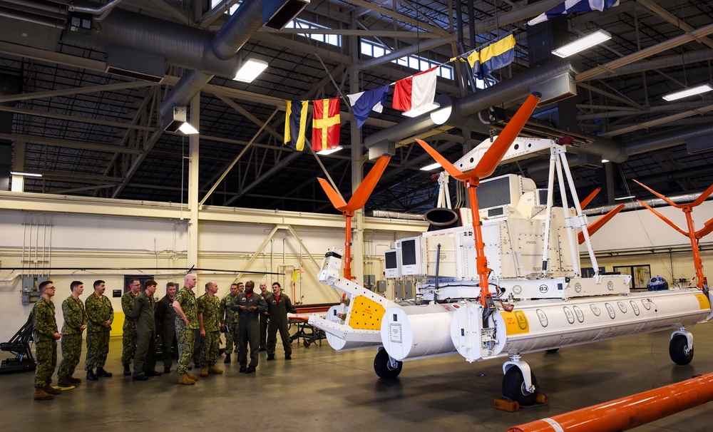 USFFC Commander Visits HM-14