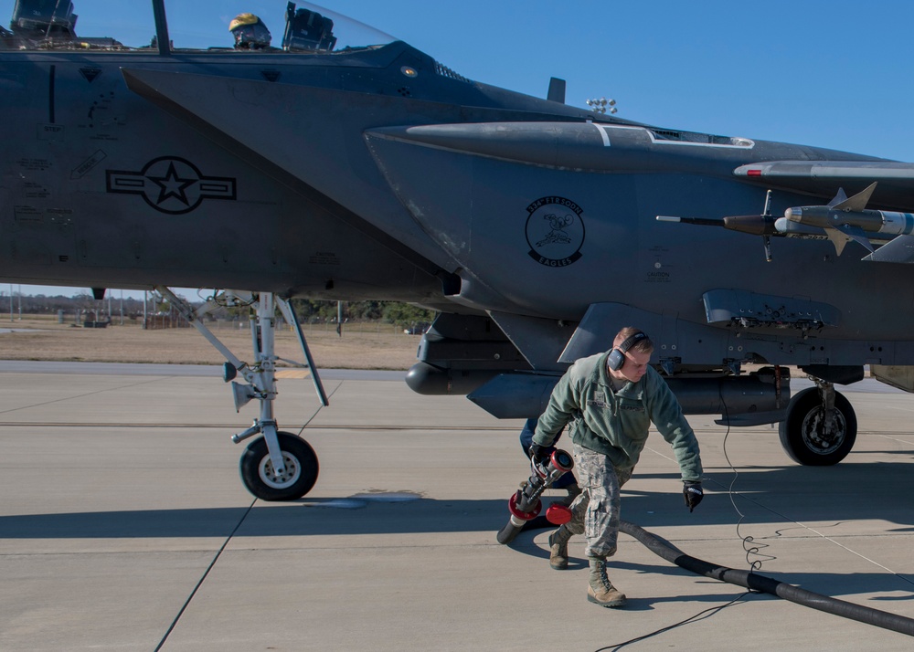 4th LRS Airmen hot-pit refuel F-15E Strike Eagle