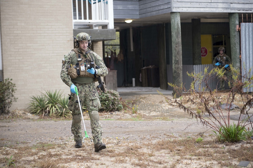 EOD Technicians Conduct Nuclear Hazards Training