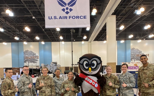 Weather Airmen share mission at Rose Bowl event